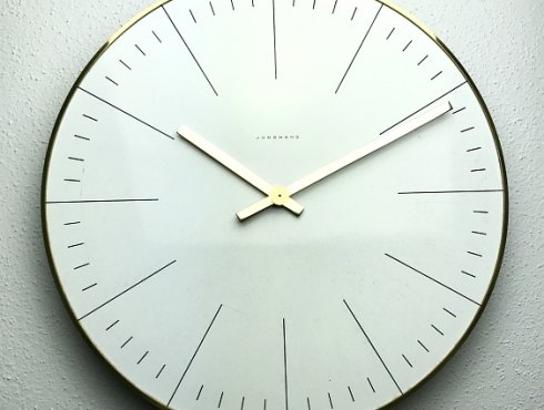 Junghans-Max-Bill-Wanduhr-Striche-06.jpg