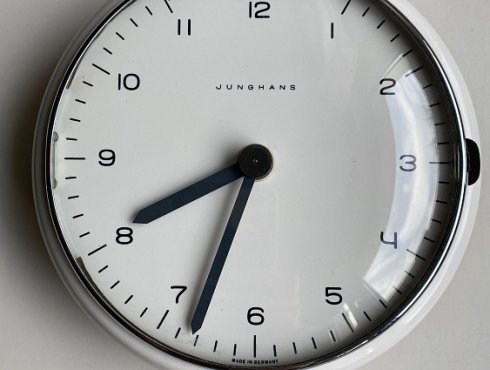 Junghans-Küchenuhr-Max-Bill-rund-Sebastian-Brassat-004.jpg