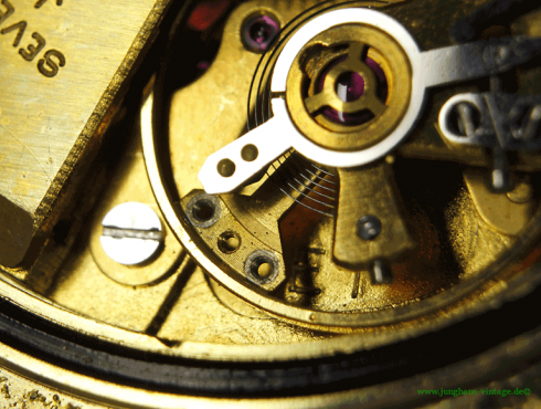 Junghans-J85-Junghans-685.71-Detail-fehlende-Unruhregulierungsschrauben.png