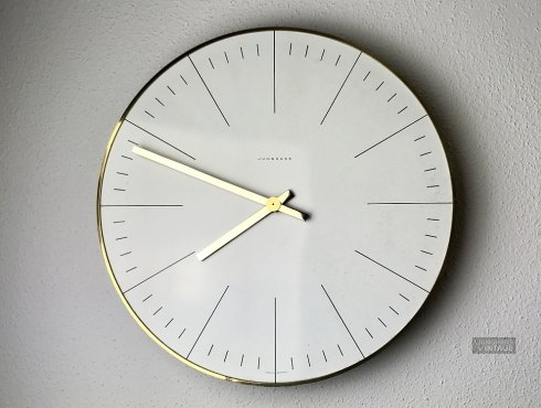Junghans-Max-Bill-Wanduhr-Striche-05.jpg