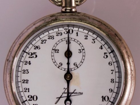 Junghans-J29-a-Stoppuhr-Front.jpg