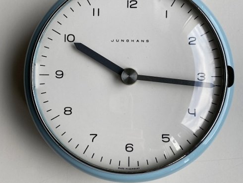 Junghans-Küchenuhr-Max-Bill-rund-Sebastian-Brassat-002.jpg