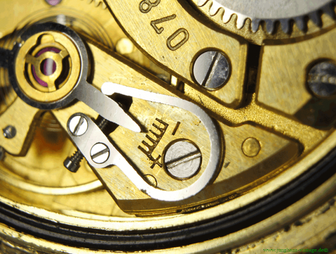 Junghans-J85-Junghans-685.71-Detail-Schwanenhalsfeinregulierung.png