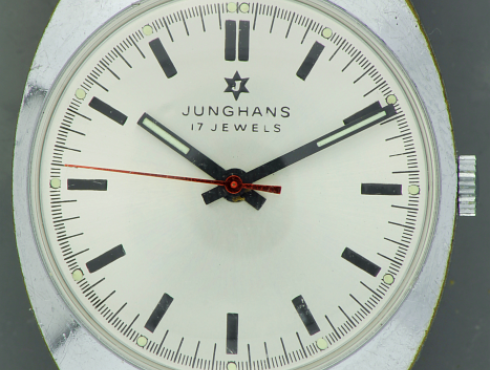 Junghans-620.50-Kissen-MAN-001.png